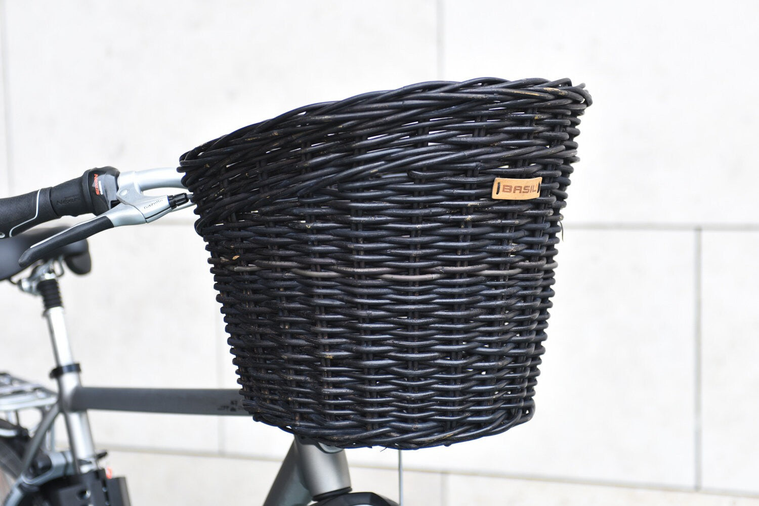 Cestino anteriore per bici BASIL DARCY L, marrone scuro