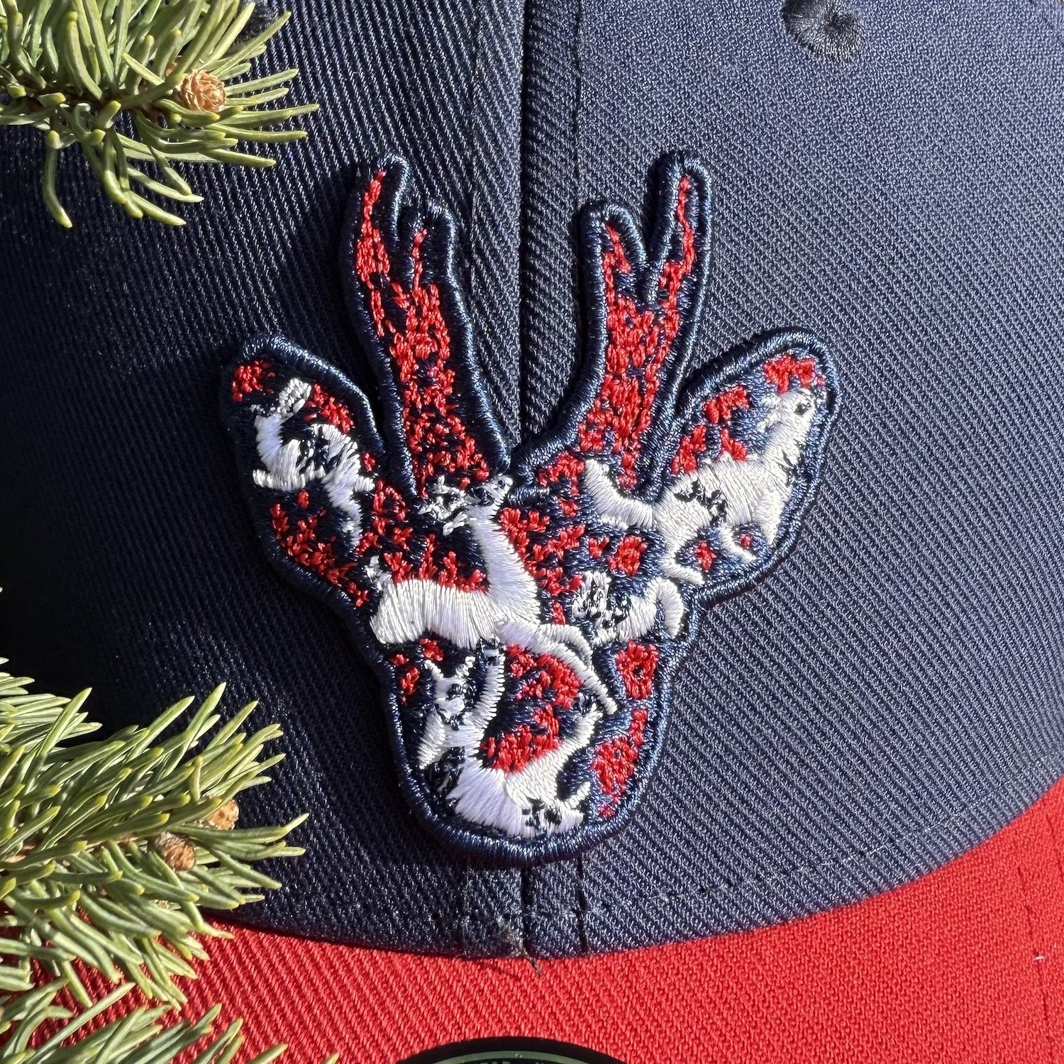 STIRNU BUKS cepure ar saliektu nagu FIVE zila/sarkana