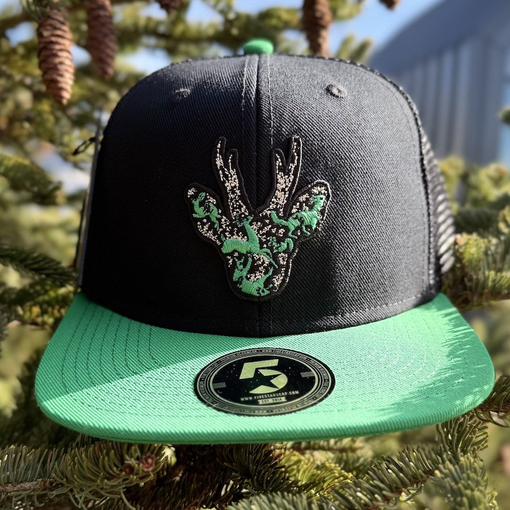 STIRNU BUKS cepure ar taisnu nagu FIVE zaļa/melna