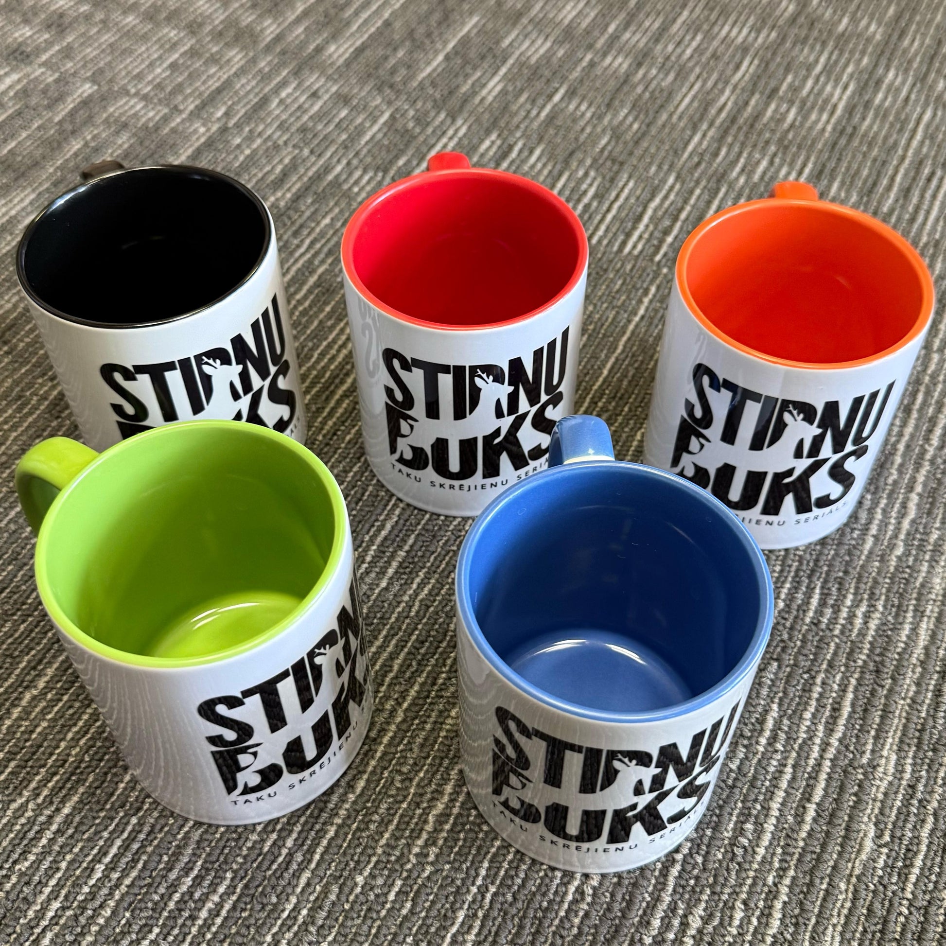 STIRNU BUKS ceramic mug with colourful inside and handle – green - ELEVEN SPORTSWEAR - Evelostore