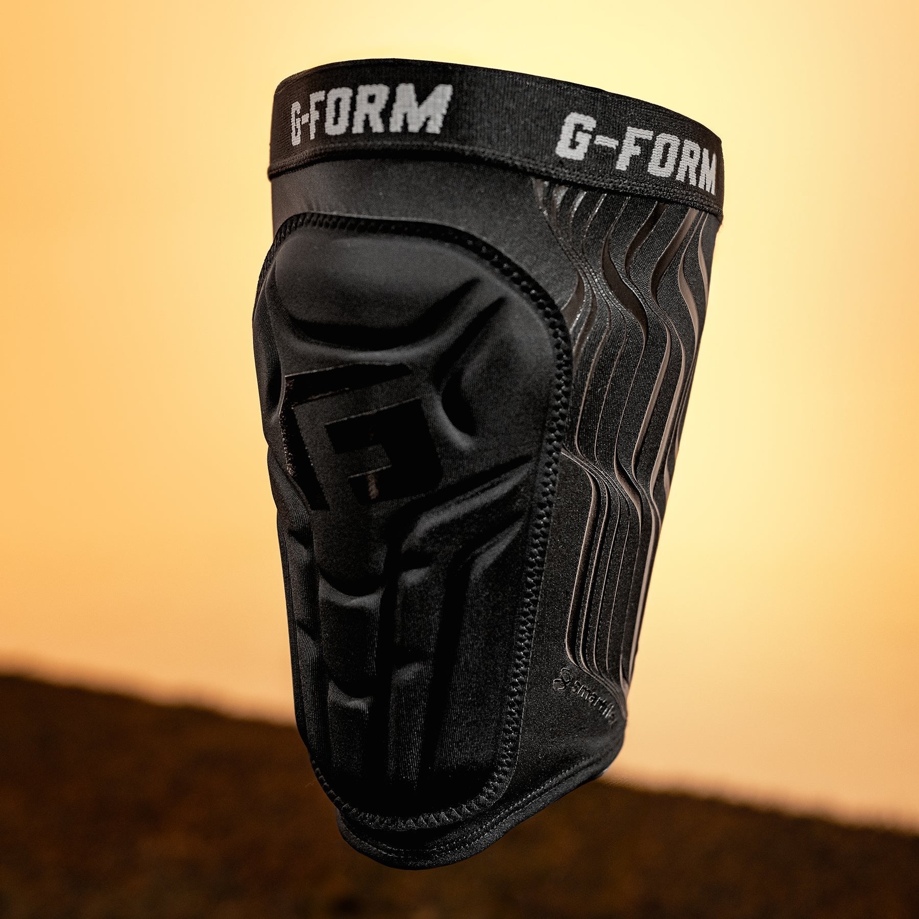 G - FORM V2 soccer shin guards (Adult) - black/gloss black - G - FORM - Evelostore