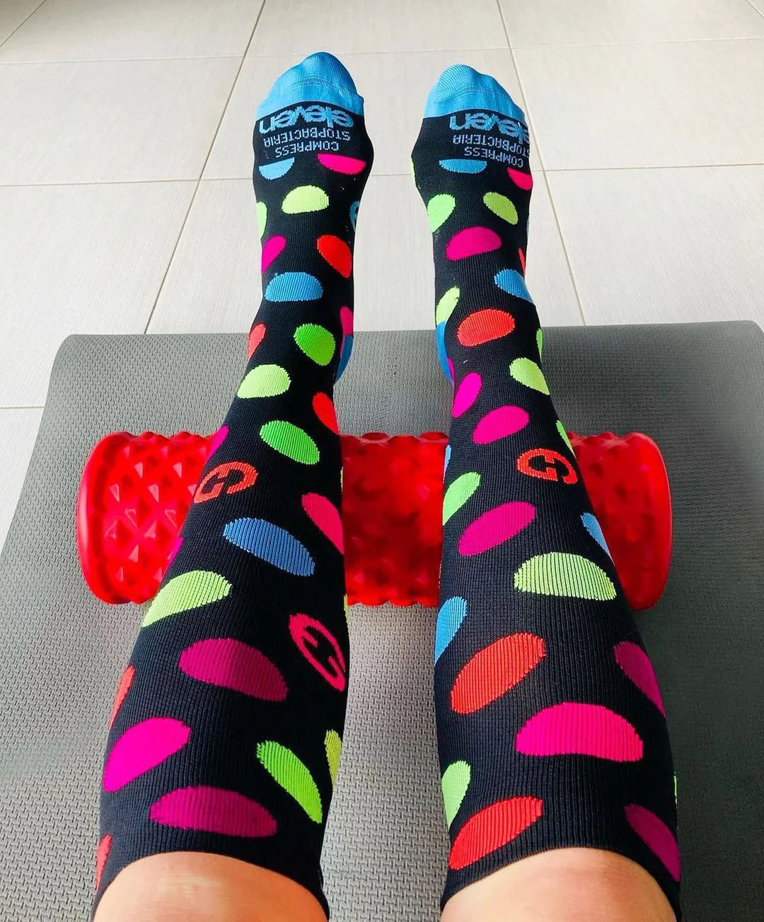 ELEVEN SPORTSWEAR DOTS Pikad kompressioonisokid - mustad