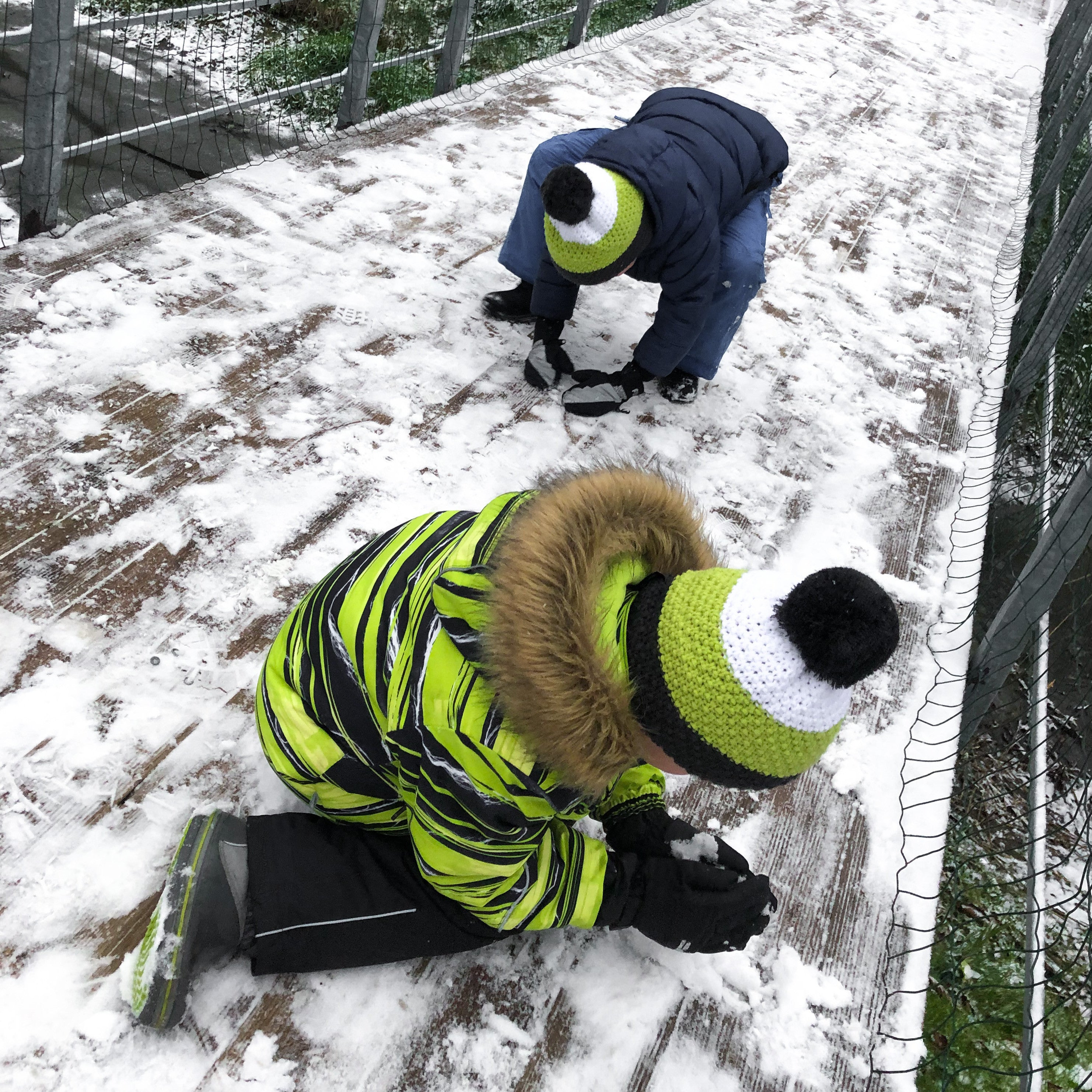 ELEVEN SPORTSWEAR megzta žieminė kepurė su bumbulu žalia/pilka