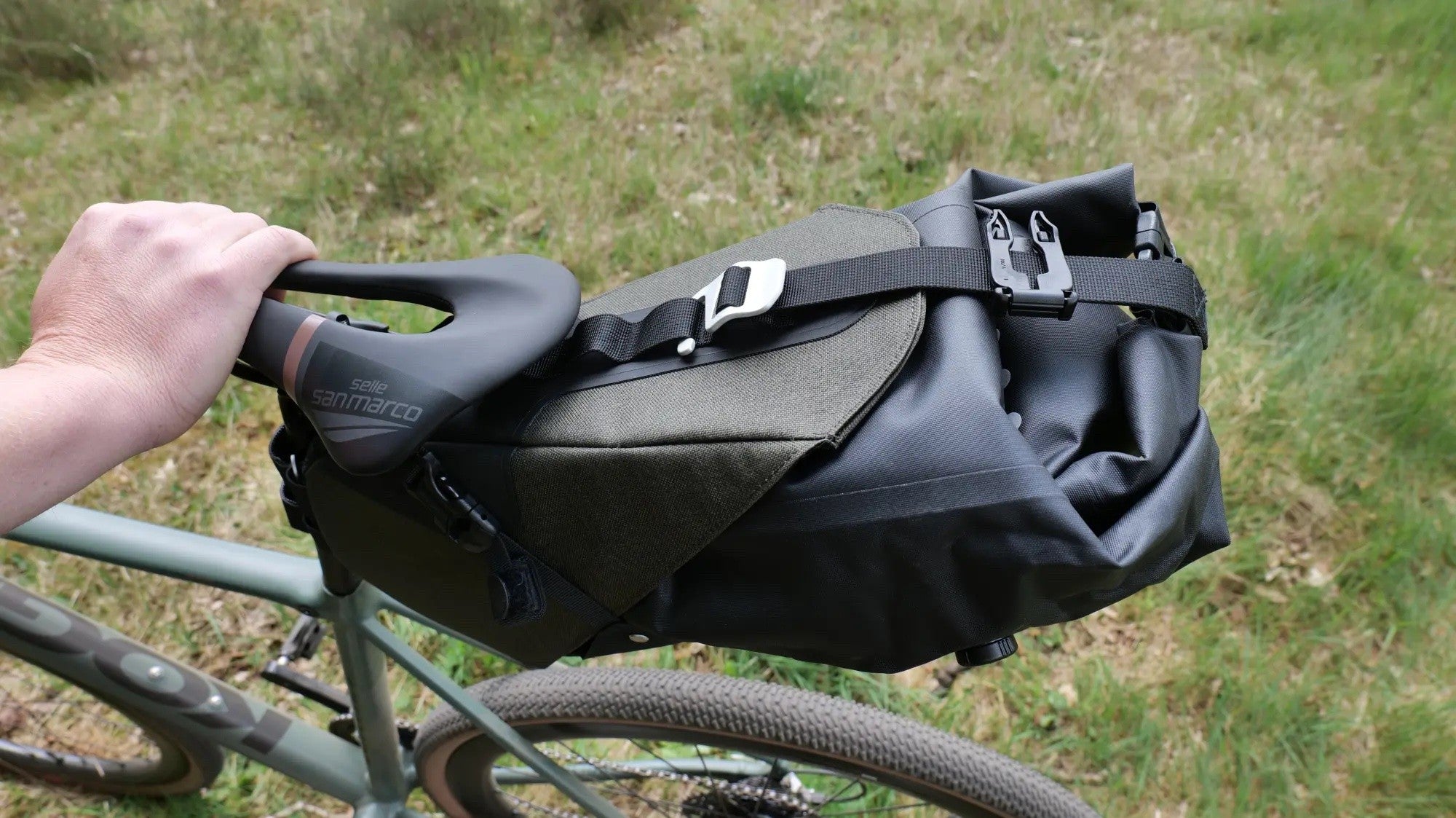 BROOKS SCAPE 8L soma zem sēdekļa - zaļa