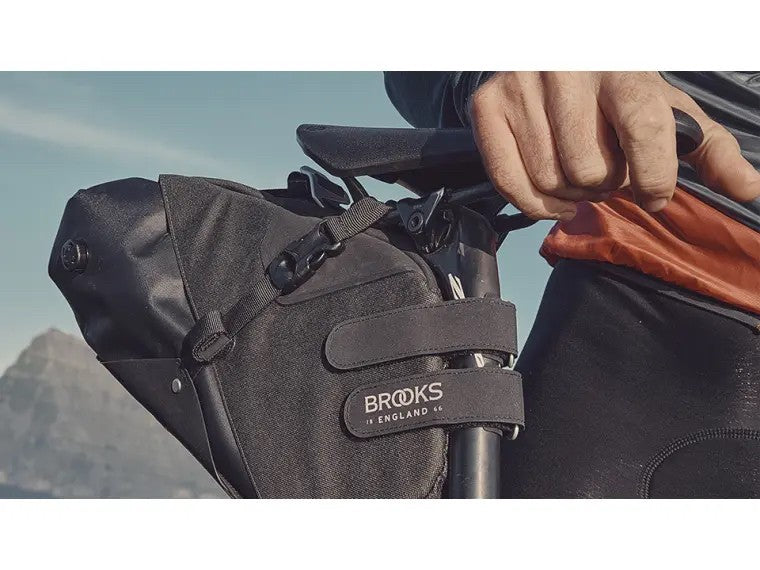 BROOKS SCAPE 8L soma zem sēdekļa - zaļa