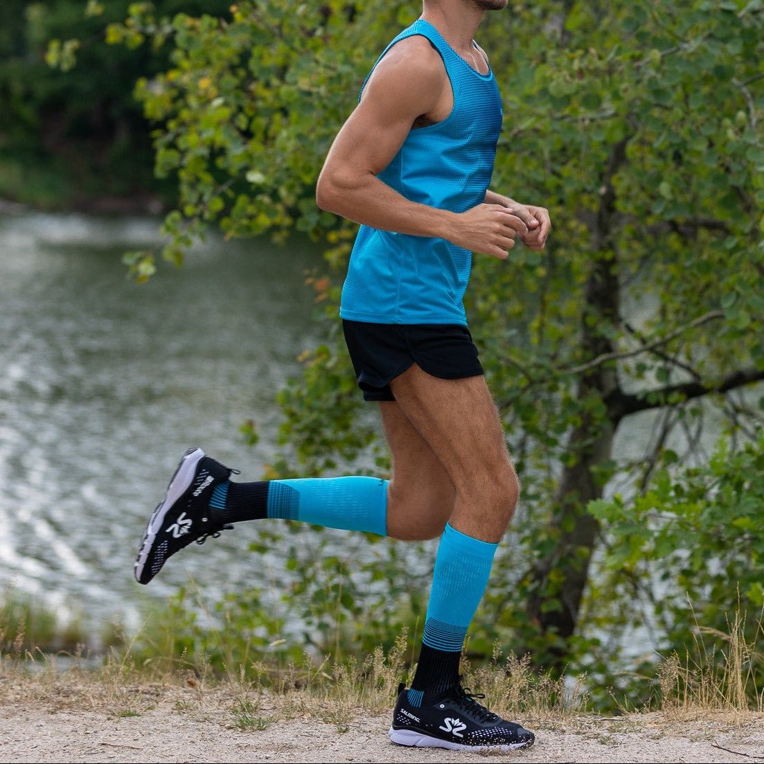 ELEVEN SPORTSWEAR POWERFLOW Long compression socks - blue - ELEVEN SPORTSWEAR - Evelostore