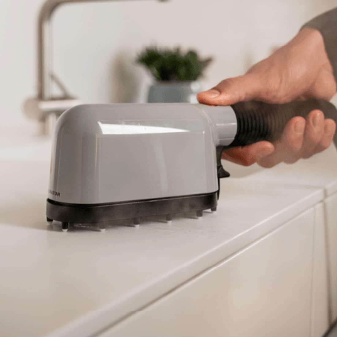LAURASTAR IZZI PLUS steam generator - dark grey - LAURASTAR - Evelostore