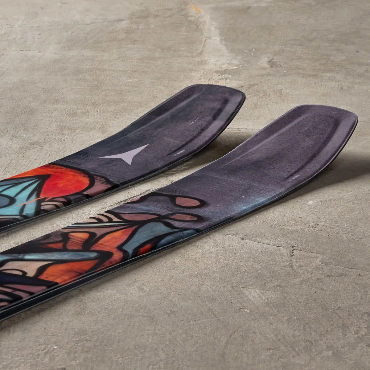 Narty freeride all-mountain ATOMIC BENT 100 + STRIVE 12 GW z wiązaniami
