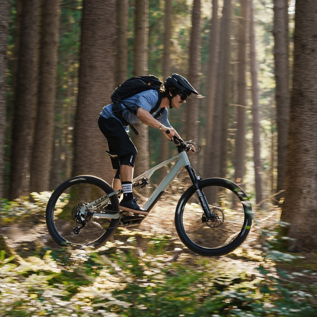 Bicicleta eléctrica de montaña CUBE AMS HYBRID ONE44 C:62 RACE 400X - beige caña y negro 2027