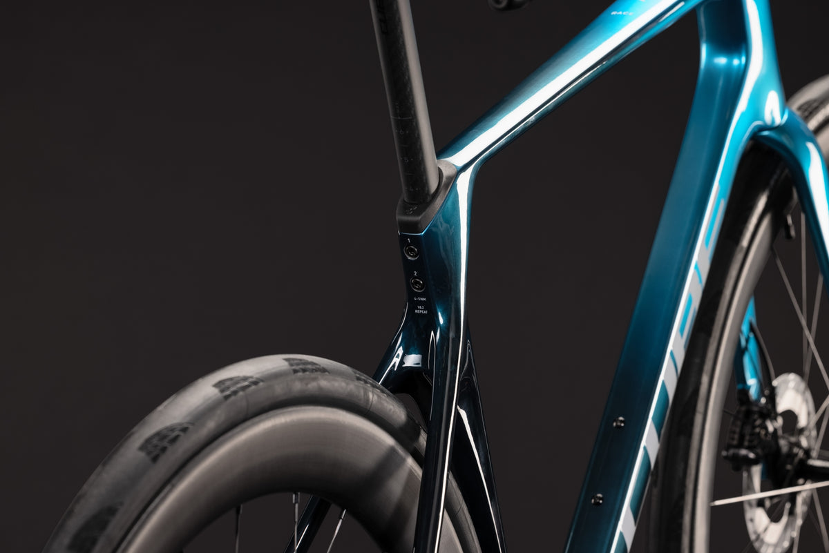 CUBE AGREE C:62 RACE süsinikust maanteeratas – Chromeblue / Liquidblue