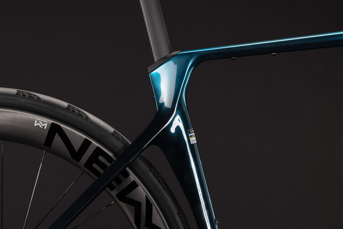 CUBE AGREE C:62 RACE süsinikust maanteeratas – Chromeblue / Liquidblue
