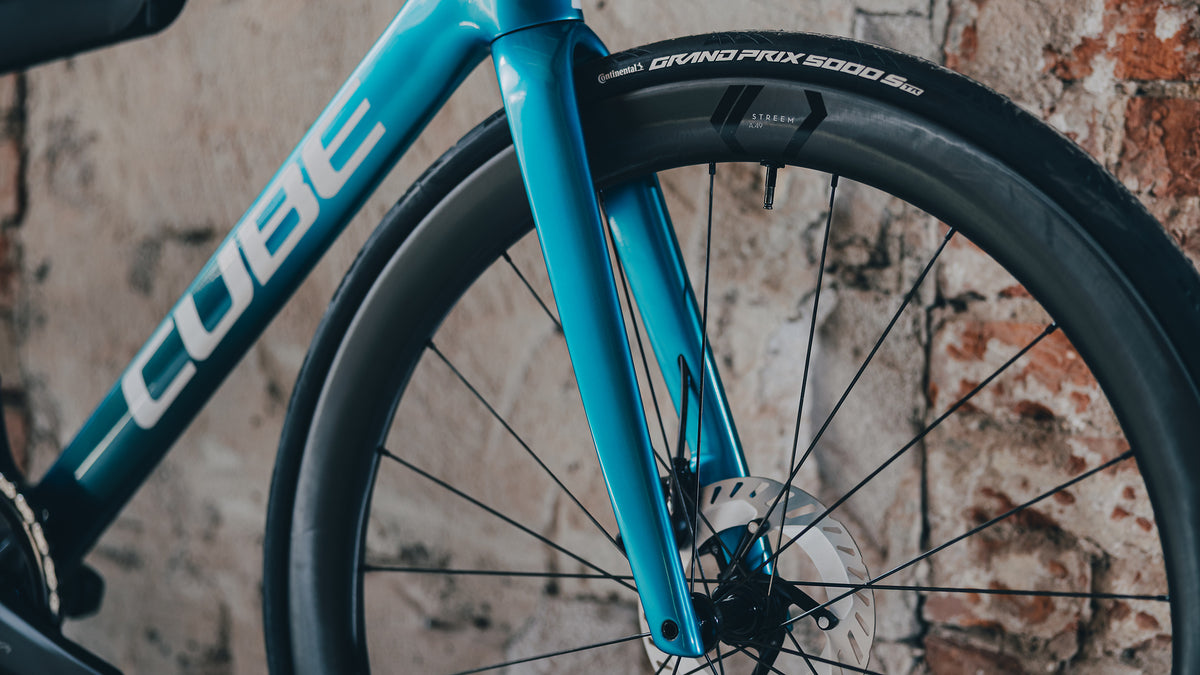 CUBE AGREE C:62 RACE süsinikust maanteeratas – Chromeblue / Liquidblue