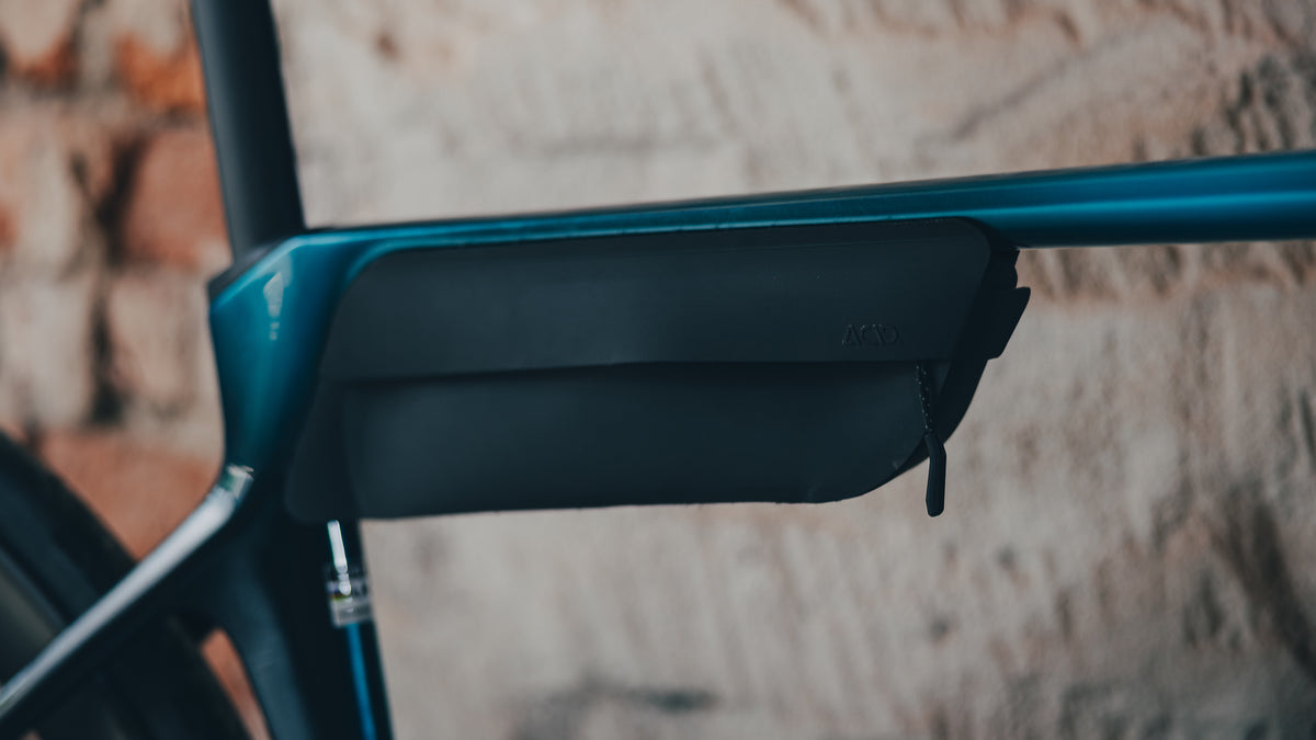CUBE AGREE C:62 RACE süsinikust maanteeratas – Chromeblue / Liquidblue