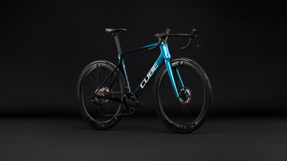 CUBE AGREE C:62 RACE süsinikust maanteeratas – Chromeblue / Liquidblue