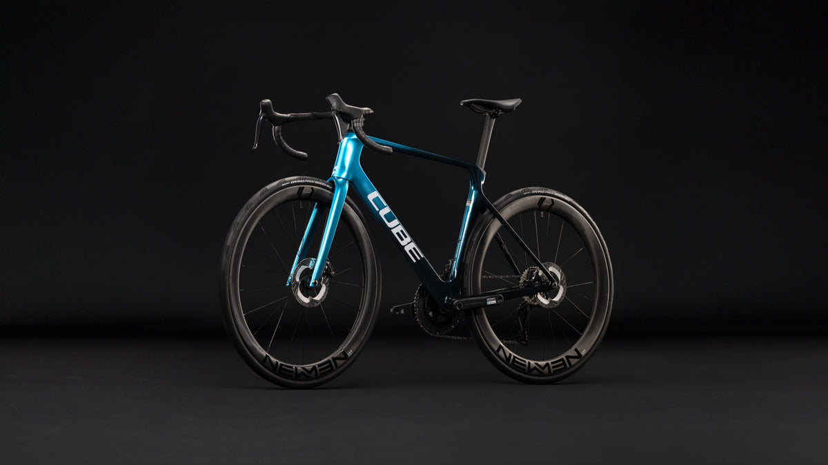 CUBE AGREE C:62 RACE süsinikust maanteeratas – Chromeblue / Liquidblue