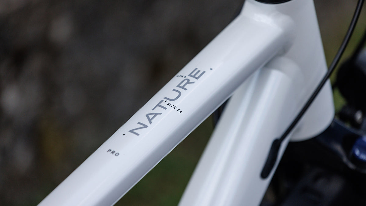 CUBE NATURE PRO FE žygių dviratis – metališkai baltas / atšvaitinis 2027