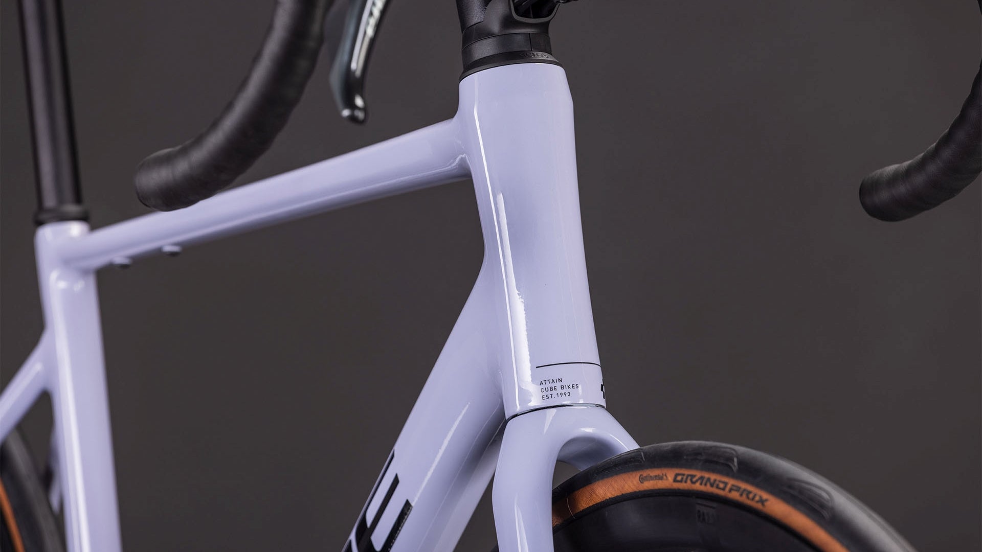 CUBE ATTAIN RACE cyclamen´n´black road bike