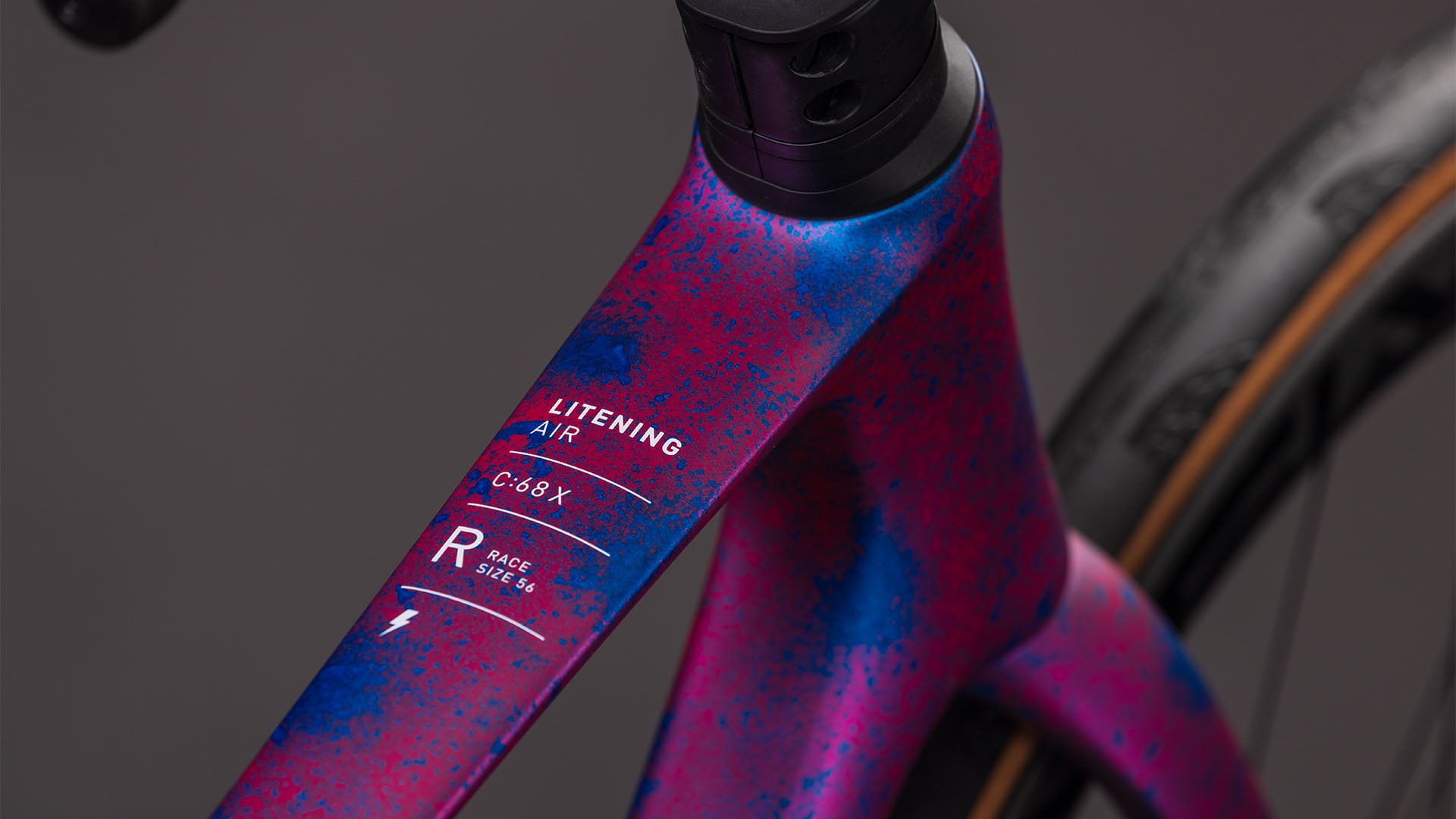 CUBE LITENING AIR C:68X RACE dazzlepink´n´blue maantiepyörä