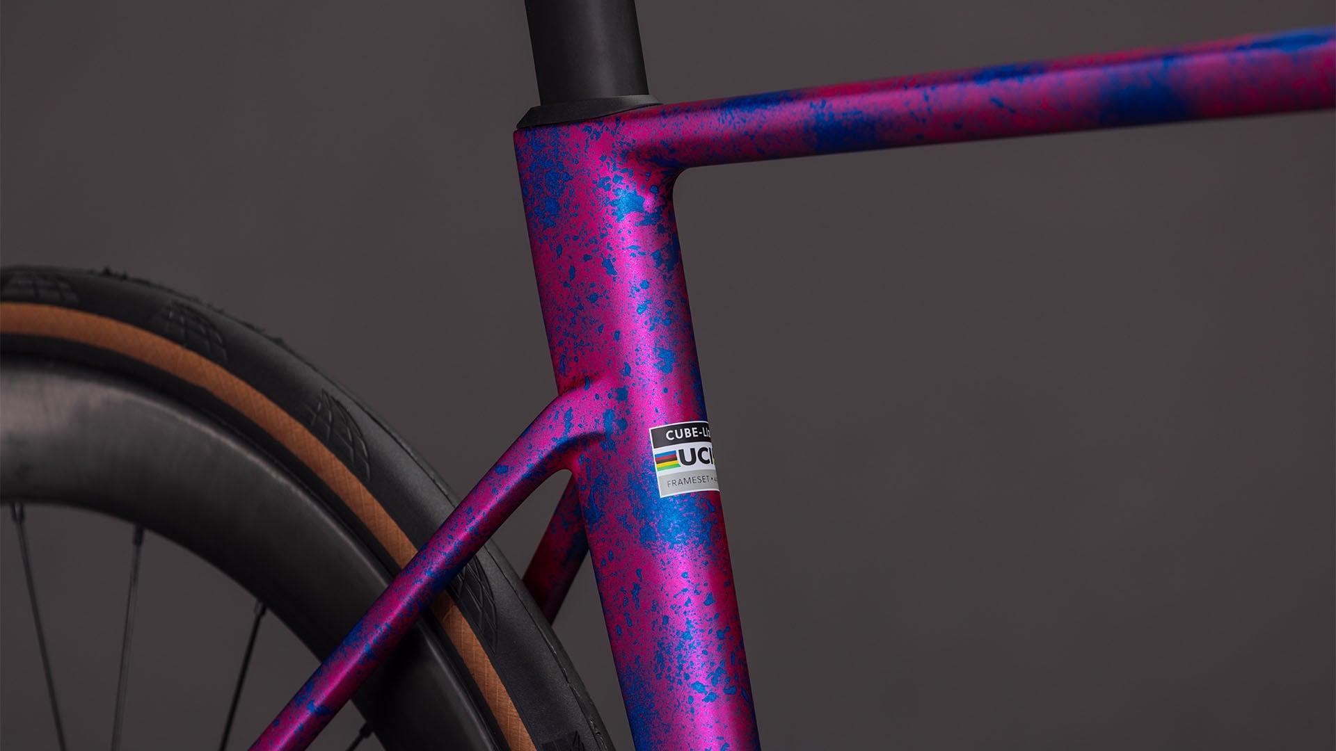 CUBE LITENING AIR C:68X RACE dazzlepink´n´blue maantiepyörä