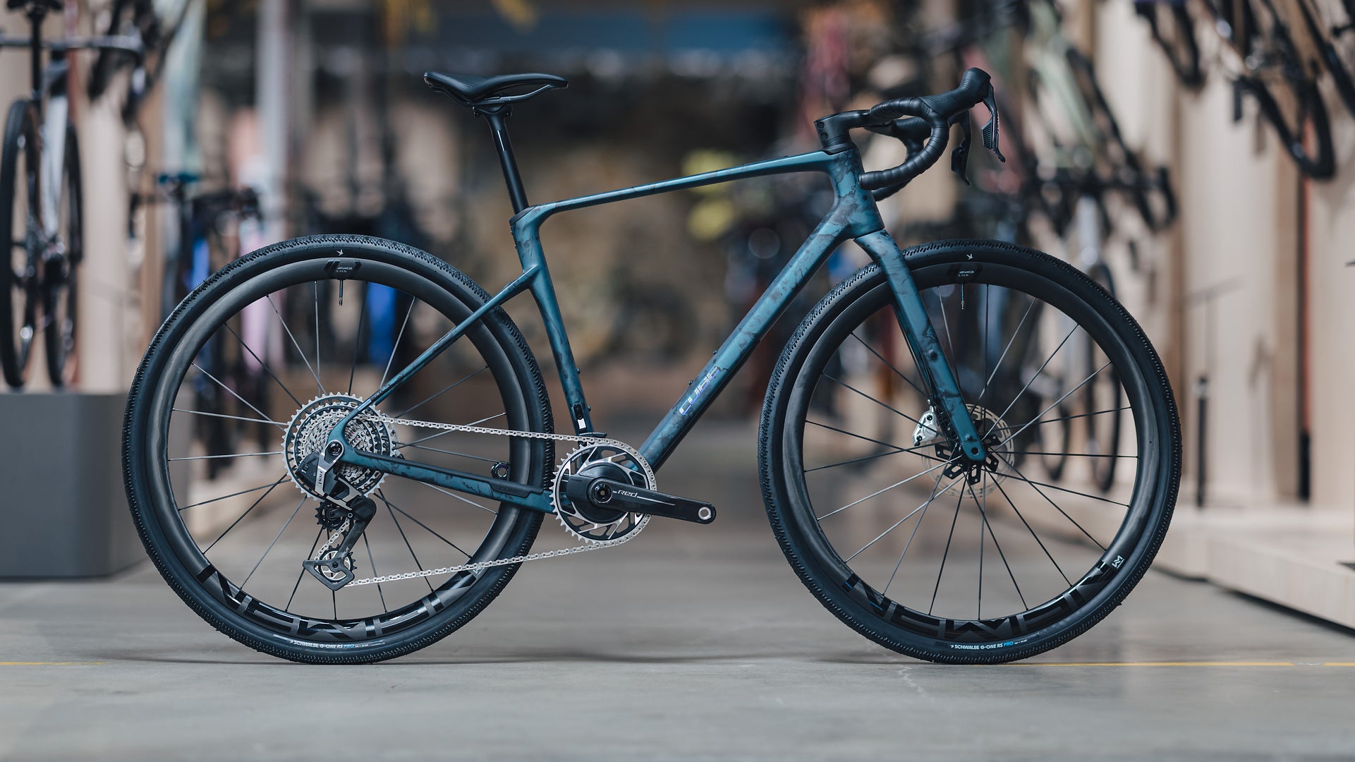 CUBE NUROAD C:62 SLT royalgreen´n´fume gravel velosipēds